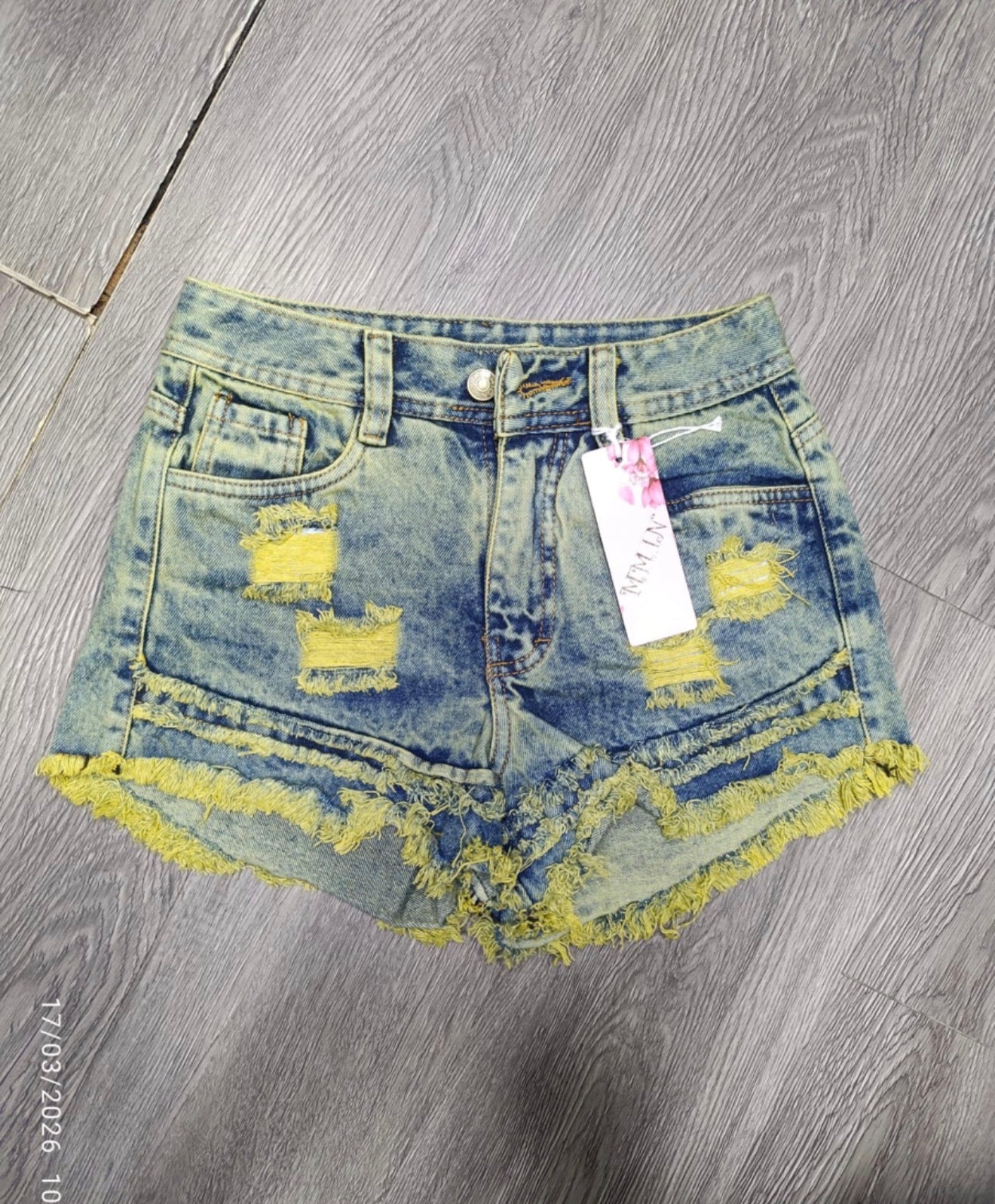 Distressed Denim Shorts / Short de Jean Desgastado.