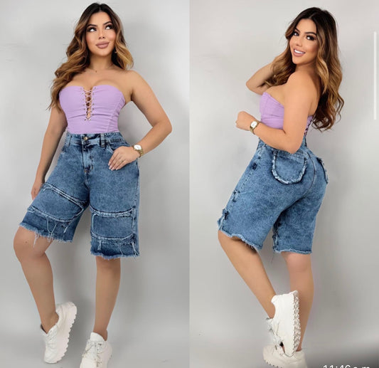 High‑Waisted Distressed Bermuda Shorts / Bermuda de Mezclilla Desgastada